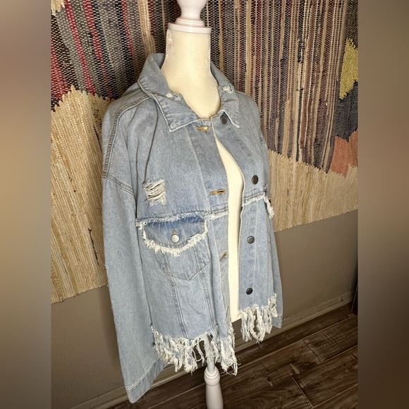 BNWT, PLUS POL cropped, distressed denim jacket with fringe - Picture 11 of 12